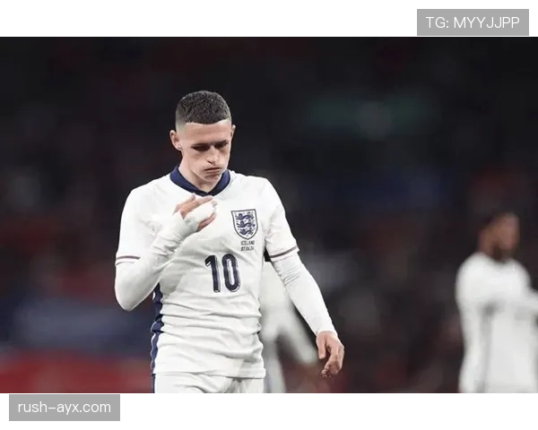 福登与英格兰前辈深入交流,年轻一代汲取经验状态回升 福登与英格兰前辈深入交流,年轻一代汲取经验状态回升