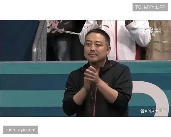 刘国梁训练场边喝矿泉水的样子，跟赛场上那个狠人气场真是两个地球...